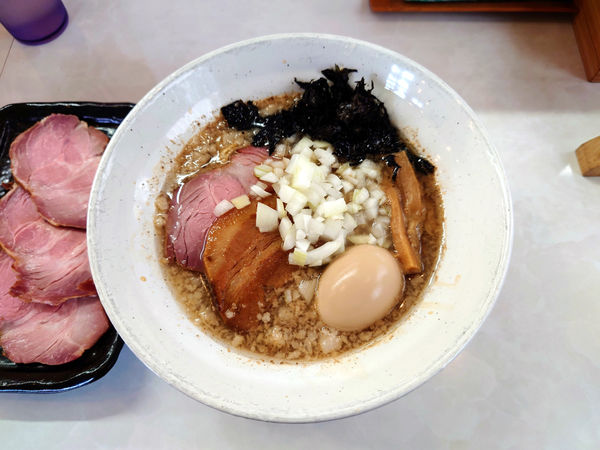 「背脂煮干しそば+釜焼きチャーシュー」@中華蕎麦 一無庵の写真