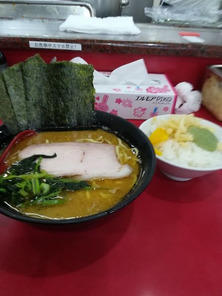 「ラーメン普通+ライス」@杉田家 千葉祐光店の写真