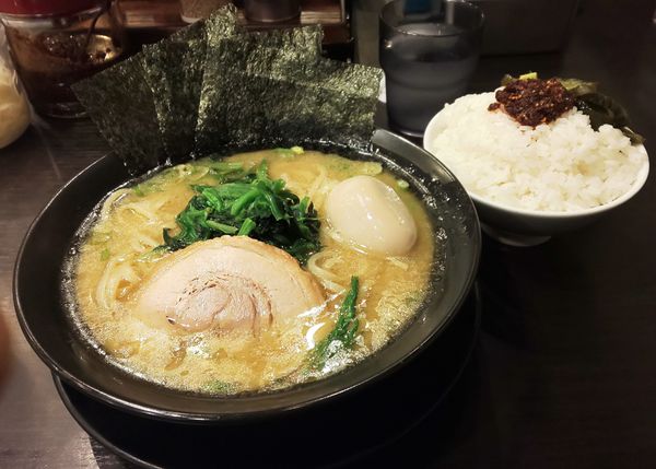 「味玉豚骨醤油ラーメン（並）+サービスライス」@横浜家系ラーメン 市ヶ家の写真