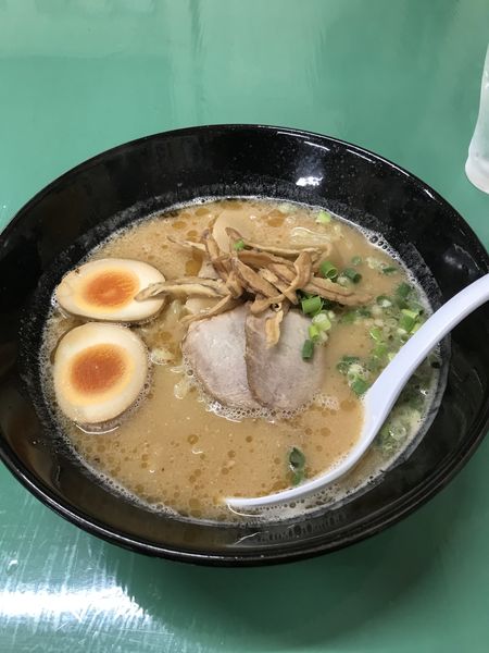 「基みそラーメン+燻製玉子」@みそラーメン くろいし鉄満堂の写真