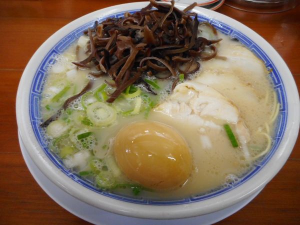 「ラーメン煮玉子キクラゲ750円」@名島亭の写真