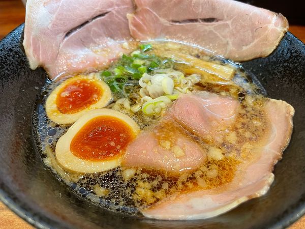 「特製魔神ブラック＋丼」@ラーメン 醤油の魔神の写真