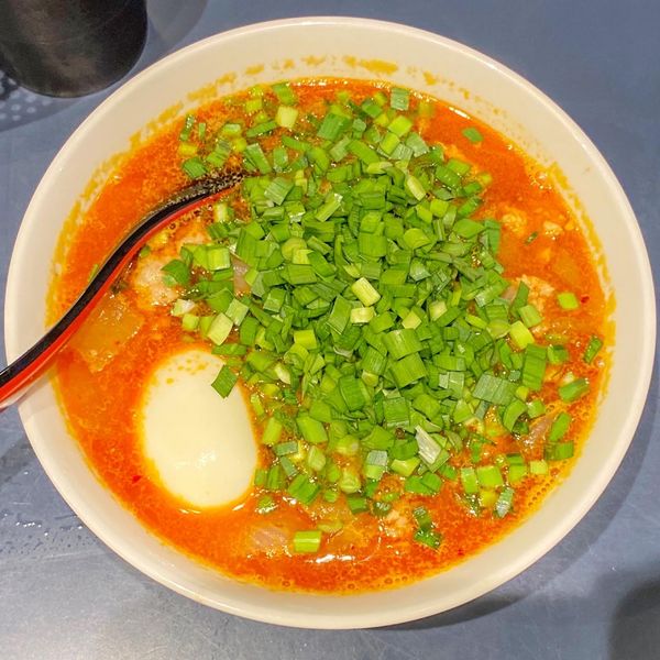 「勝浦式タンタンメン¥850 半ライス¥100 半熟玉子¥50」@じもんの写真