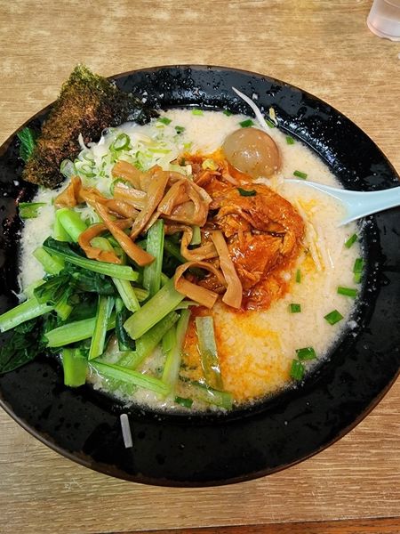 「ホルモンメン　トッピング小松菜」@屋台ラーメンとんこつ貴生 稔台店の写真