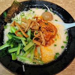 ホルモンメン　トッピング小松菜