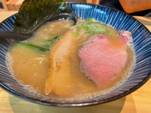 「鶏白湯ラーメン」@らぁめん三代目OKAWARI 鎌倉駅前店の写真