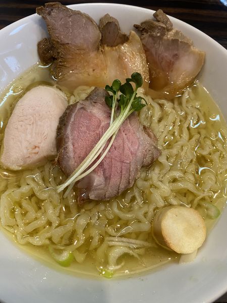 「ホロホロ鷄の白醤油中華そば+豚腕肉 手揉麺 1100+250」@中華そば 梟の写真