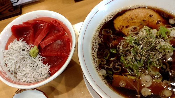 「国済寺ブラック拉麺(800円税込)＋日替丼(400円税込)」@原口商店の写真