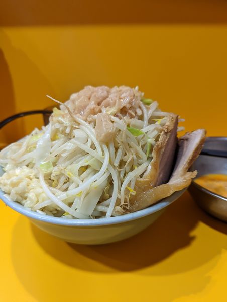 「ニラドクロ+濃厚生玉子」@ラーメン二郎 八王子野猿街道店2の写真