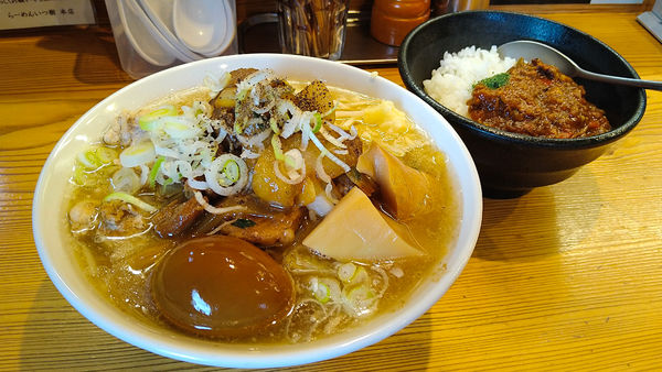 「肉の日っぽい限定/成吉思汗羊骨麺+夏野菜カレー」@らーめん いつ樹 本店の写真