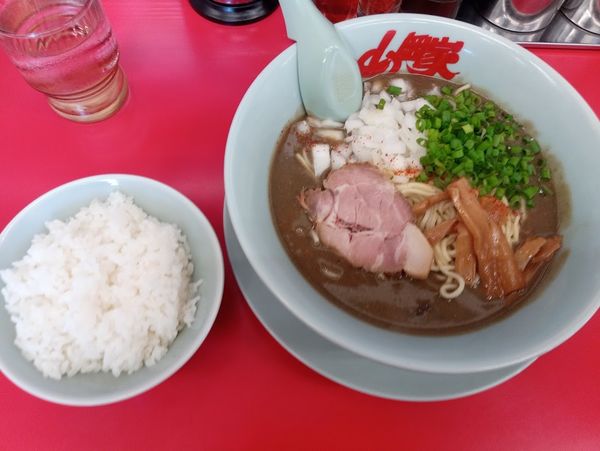 「期間限定、鬼煮干ラーメン880円(クーポン小ライス)」@山岡家 柏店の写真