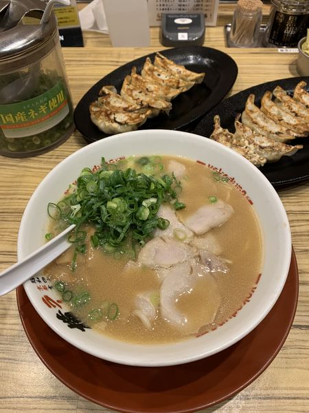 「ラーメン690円 餃子2人前12個セット420円」@ラーメン横綱 柏店の写真