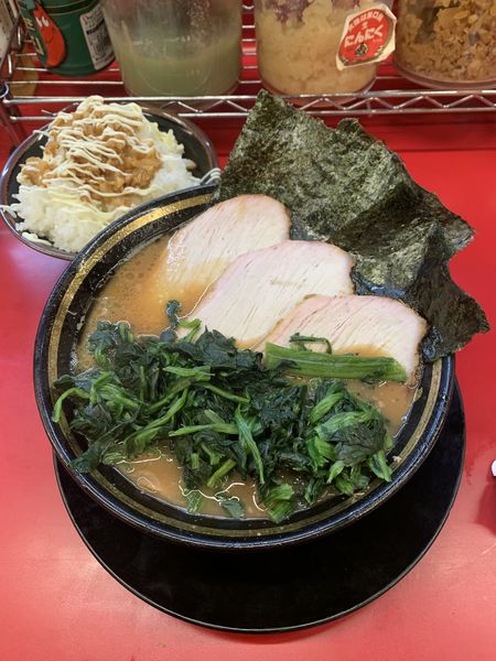 「チャーシューメン(3枚)900円、青菜100円、ライス大盛り」@柏 王道家の写真