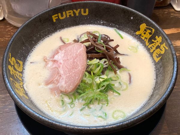 「とんこつラーメン 650円 ※ばりかた」@とんこつラーメン博多風龍 上野店の写真