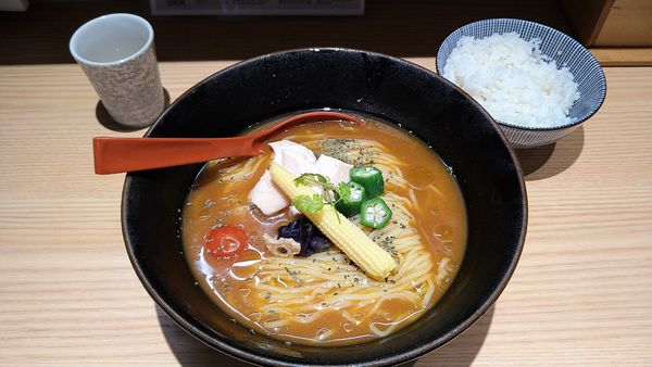 「【限定】冷たいスパイスカレーらー麺+白飯(クーポン)」@焼きあご塩らー麺 たかはし アトレ川崎店の写真