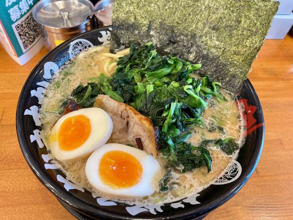 「味玉ラーメン+ほうれん草」@横浜家系ラーメン 辻田家 鶴田店の写真