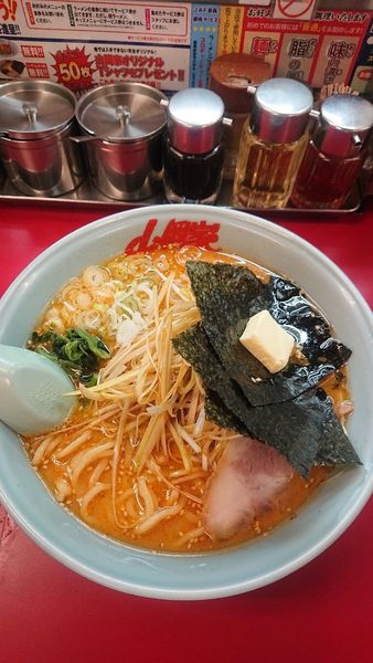 「特製味噌白髪ねぎとバター（大盛）」@ラーメン山岡家 牛久店の写真