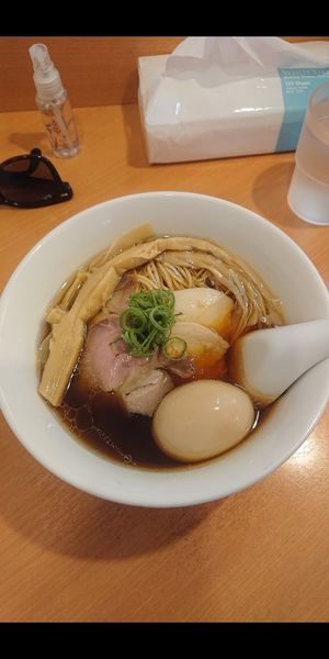 「醤油らぁ麺」@らぁ麺 はやし田 池袋店の写真