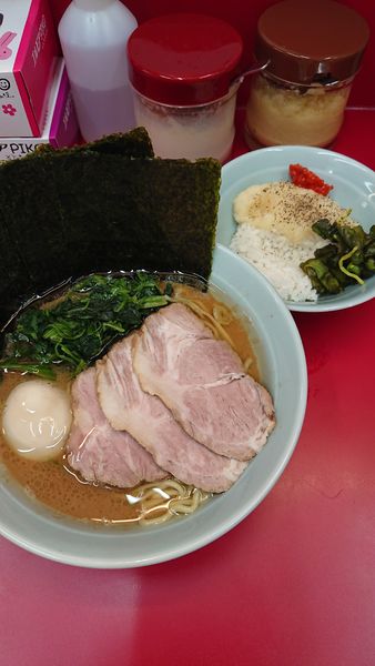 「特上ラーメン+サービスライス」@横浜ラーメン 武蔵家 大宮店の写真