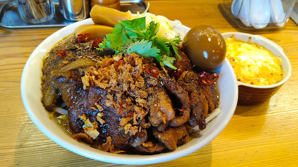 「限定/ラムクミン羊しみしみタレそば+味玉+チーズご飯+ご飯」@らーめん いつ樹 本店の写真