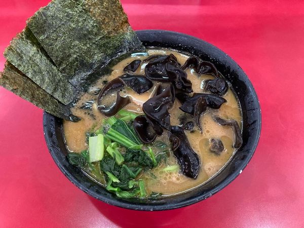 「ラーメン並＋きくらげ」@杉田家 千葉祐光店の写真