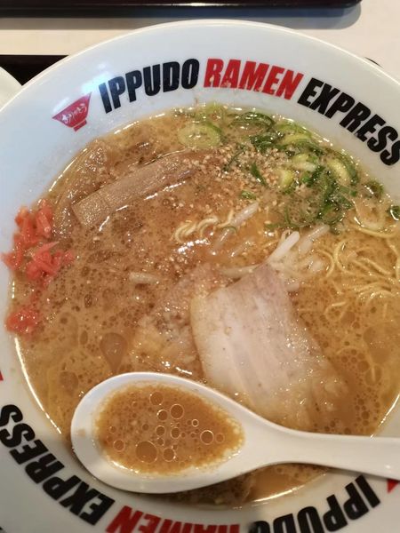 「とんこつ醤油ラーメンBセット（1140円）」@IPPUDO RAMEN EXPRESS 神戸三田プレミアム・アウトレット店の写真