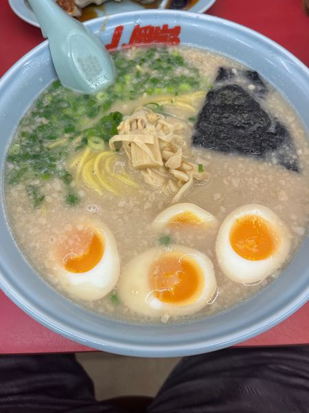 「プレミアム塩とんこつ大盛(1100円)+味玉(JAF会員)」@ラーメン山岡家 伊勢崎宮子店の写真