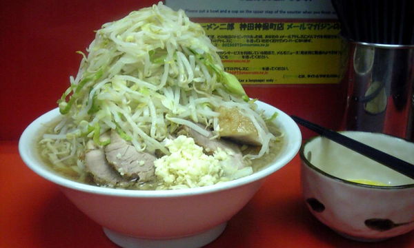 「大 豚 + 生卵 [ ヤサイマシマシニンニクマシマシ ] = \」@ラーメン二郎 神田神保町店の写真