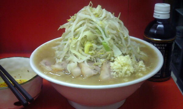 「大 豚 + 生卵 + ニンニクマシマシヤサイ黒烏龍茶」@ラーメン二郎 神田神保町店の写真