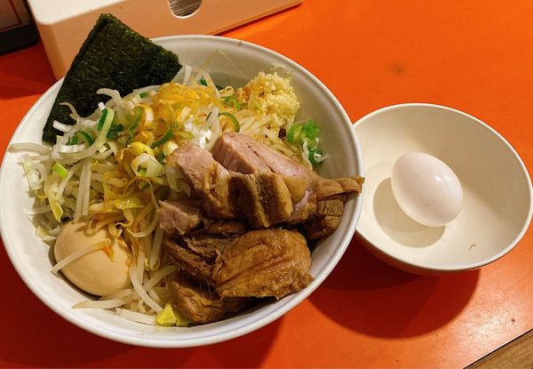 「油そばごまだれ「軟目・野菜ニンニク葱ラー油」＋味玉＋海苔＋レン草」@ちばからの写真