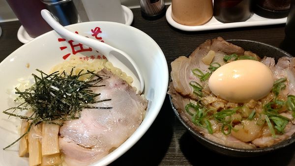 「油そば（650円税込）＋燻製玉子ミニﾁｬｰｼｭｰ丼（450）」@元祖油そば専門店 東京麺珍亭本舗 高崎インター店の写真