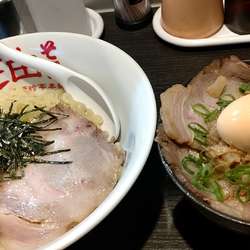 油そば（650円税込）＋燻製玉子ミニﾁｬｰｼｭｰ丼（450）