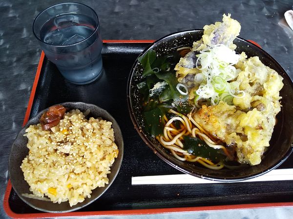 「なす天（まいたけ天）そば440円+とりめし130円」@そば処 あさひの写真