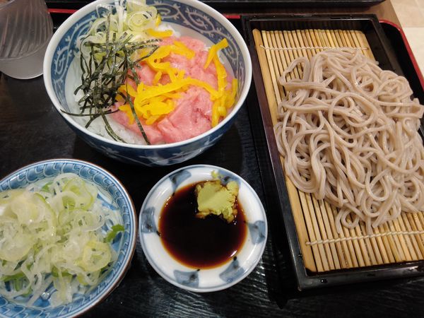 「トロタク丼とそばのセット　７００円」@越後そば 千住ミルディス店の写真