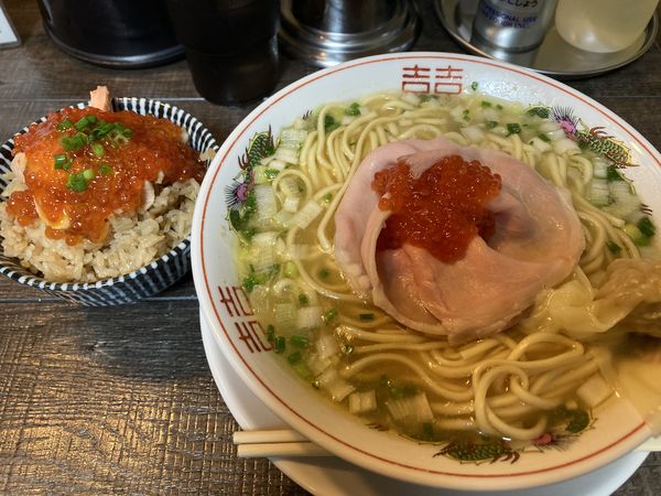 「鮭出汁ラーメン2022＋鮭ワンタン＋カラテ流はらこ飯」@ラーメン カラテキッドの写真