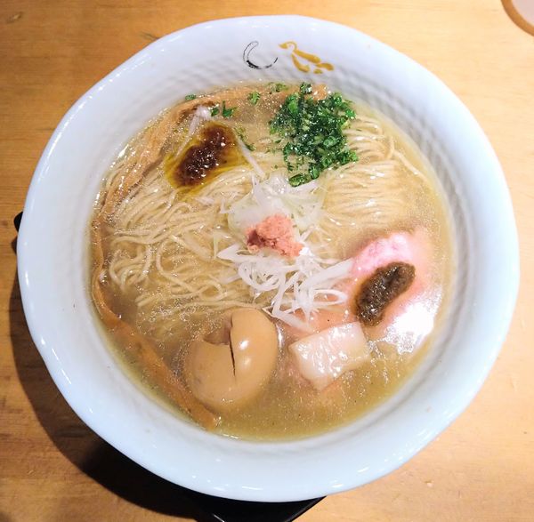 「真鯛と蛤の塩そば＋味玉＋そば大盛」@SOBAHOUSE 金色不如帰 新宿御苑本店の写真