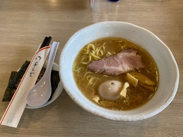 「ラーメン（豚骨）醤油味770円+味玉130円」@極味家の写真