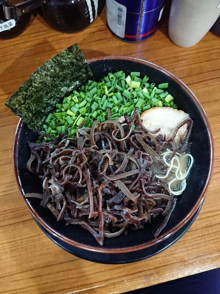 「瓶ビール＋つまみホルモン＋ネギラーメン＋きくらげ」@博多長浜らーめん ぼたんの写真