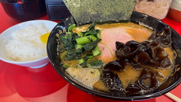 「中盛麺硬め＋きくらげ＋ライス小」@杉田家 千葉駅前店の写真