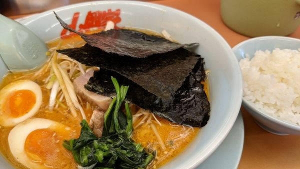 「特製ネギ味噌ラーメン　味玉　半ライス」@ラーメン山岡家 さいたま宮前店の写真
