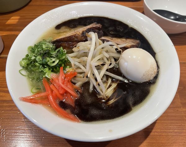「【限定】黒マー油の塩豚骨ラーメン」@麺屋 真心の写真