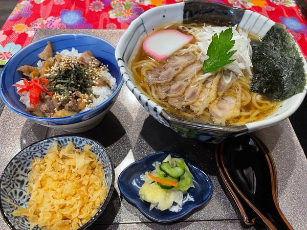 「温かいとり中華、まかない丼セット1000円」@山形十割そば処 紅～BENI～の写真