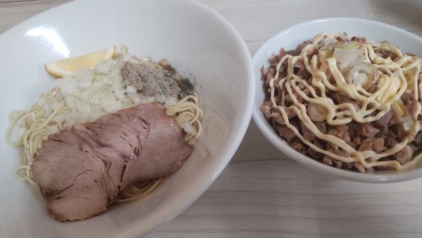 「油そば500円　豚めし（麺とセット）150円」@寺カフェ 中華そば水加美の写真