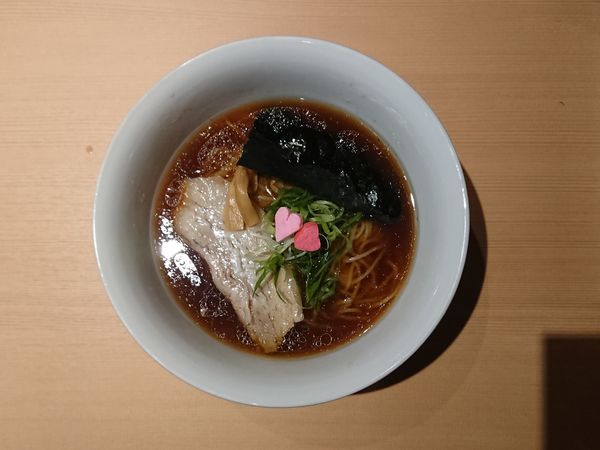 「醤油らぁ麺＋角切りチャーシュー」@らぁ麺 恋泥棒の写真