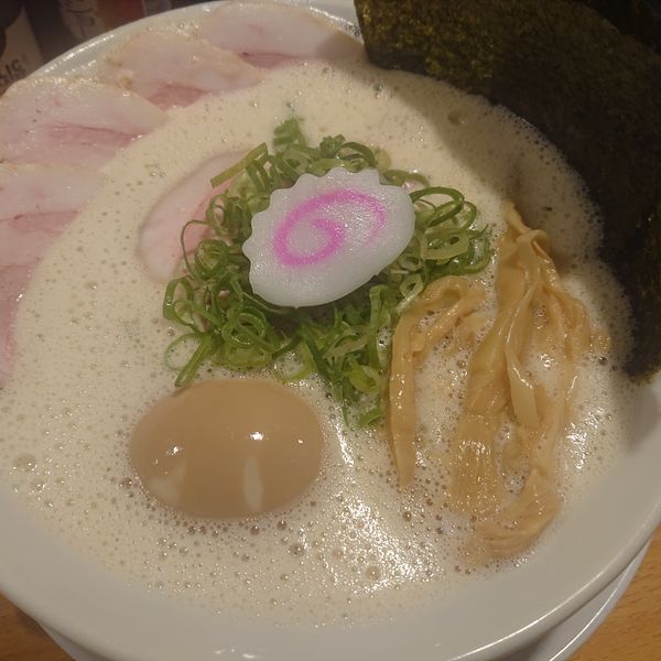 「鶏そば全部のせ950円」@鶏そば 啜るの写真