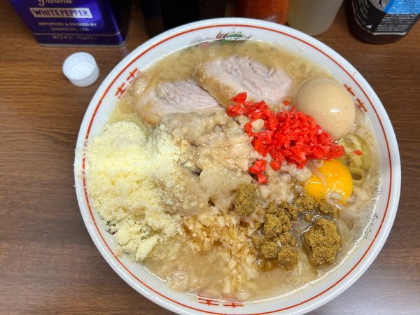 「少なめラーメン、粉チーズ、カレー」@ラーメン二郎 横浜関内店の写真