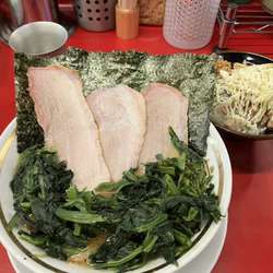 ラーメン青菜増し油多め麺固め、半チャーシューまぶし