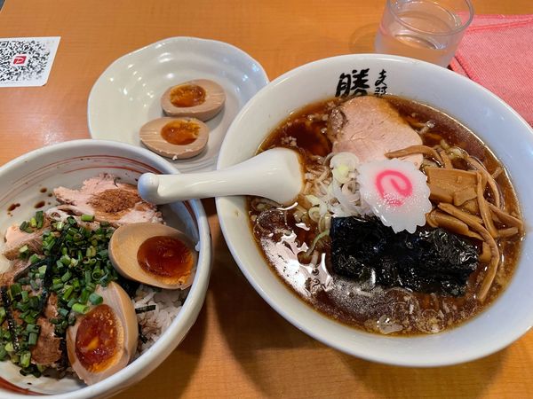 「セットメニューA(チャーシュー丼セット) + 味玉」@支那そば 勝丸 目黒本店の写真
