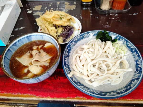 「肉汁うどん(並盛・300g)600円＋天ぷら(3個)210円」@横綱うどん 上泉店の写真