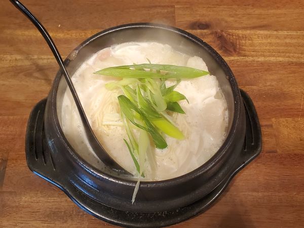 「白ホルモンラーメン」@ホルモンらーめん 8910 白寿 北新地店の写真